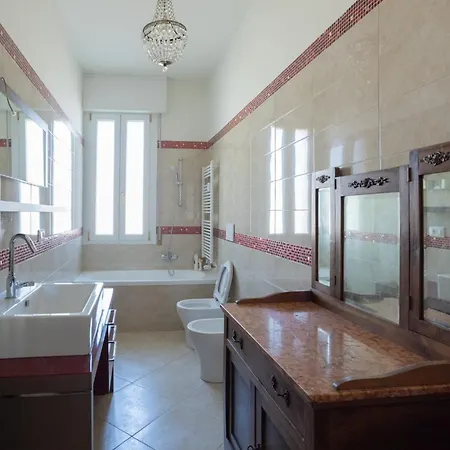 Charming In The Center 